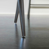 Stuhl aus Stoff oder Leder mit Holzbeinen  |  Modell ARES